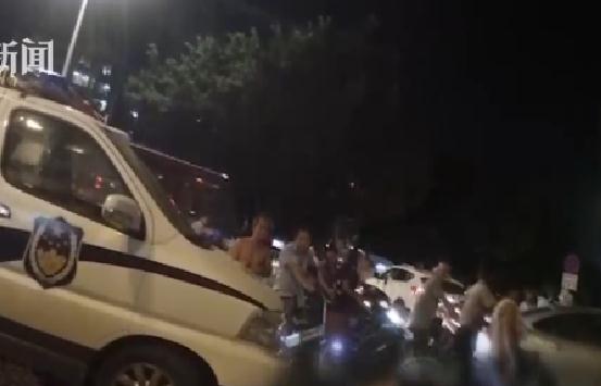 老丈人酒后拦车伤人 女婿上前大义灭亲摁倒训斥