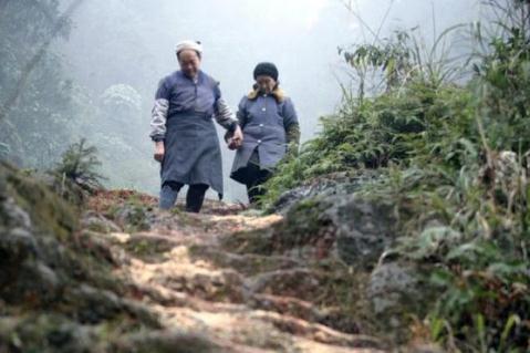 天梯爱情故事 50年亲手凿出6000级阶梯