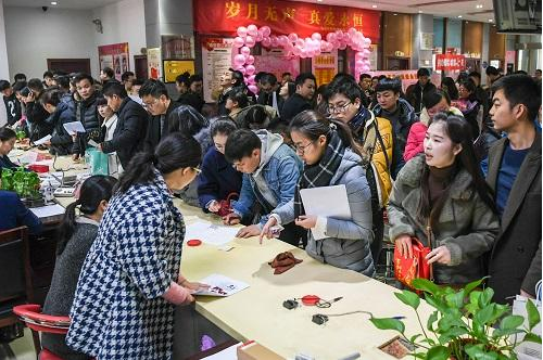 美媒称中国女性婚姻压力大 情感专家花镇受大众欢迎