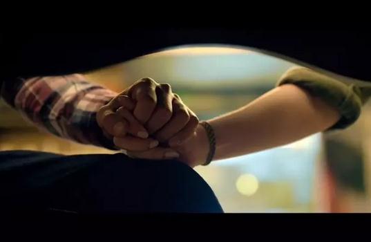 分手后通过伤害自己来挽回男友 你是有多傻